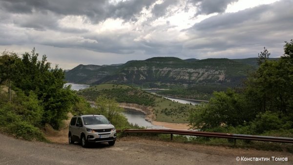 Населението на областта е 158 204 души. През 2019 са отчетени 154 ПТП, но само с 8 жертви, което е едно от най-ниските съотношения за страната. На снимката: меандрите на Арда край Стар Читак. 
      
Средно жертви на 100 000 души: 5.06
