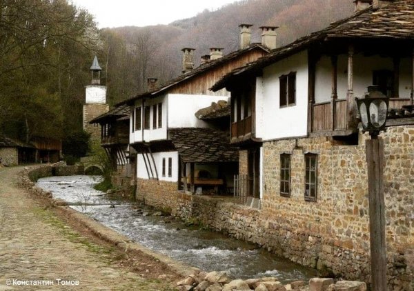 Най-опасният месец в Габрово е бил декември, следван от октомври, а най-безопасен - май. Общо катастрофите са 109, с 6 жертви, а населението е 106 598 души. На снимката: архитектурен резерват Етъра
        
Средно жертви на 100 000 души: 5.66
