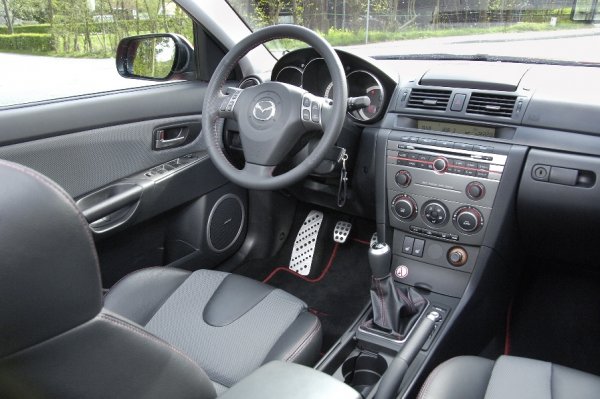 шестстепенната механична скоростна кутия в Mazda3, комбинирана с 2.0 дизел осигурява ускорение от 9.9 секунди до 100 км, максималната скорост е 200 км/ч