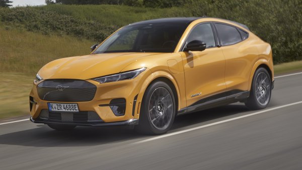 Стандартната батерия на електрическия SUV на Ford има 70 кВт/ч използваем капацитет, докато опционалният пакет с увеличен има 91 кВт/ч използваем капацитет. Компанията твърди, че моделът със задно задвижване с пакета с разширен пробег може да се зареди от 10 до 80% за 45 минути. 