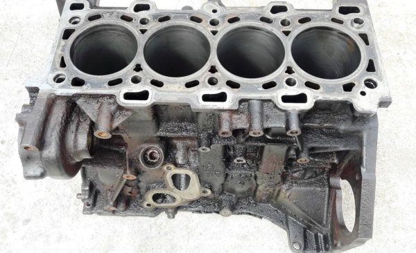 На техния фон M9R е доста по-опростен: с чугунен блок, турбина с променлива геометрия и едноредна ангренажна верига. В различните варианти развива между 90 и 180 конски сили. 
Основната грижа, която изисква този агрегат, е редовна смяна на маслото - на максимум 15 000 километра, и използването на качествено масло. Веригата може да покаже признаци на разтягане, но това рядко се случва преди 300 000 километра. Когато това се случи, обикновено ще ви извести с тракане от двигателя и затруднения при палене. 
