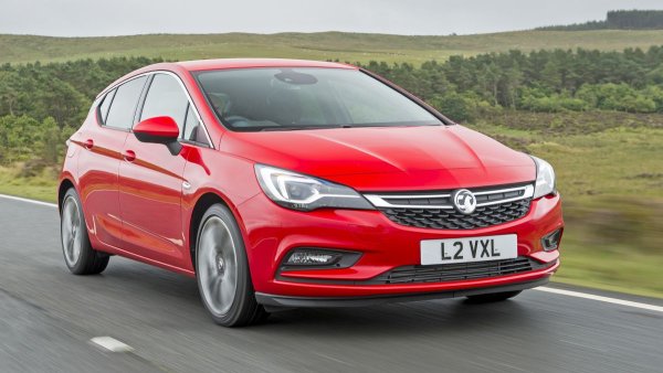 Въпреки че Vauxhall завърши на общо 23-то място с Mercedes в проучването за надеждност по марки, само 29% от собствениците на бензинови Astra (2015-2021 година) са имали повреда в автомобила си през предходните две години. Това е по-малко от бензиновия Vauxhall Corsa (2014-2019 година) от същата епоха, където 50% от собствениците съобщават за грешка. Най-чести са проблемите с двигателя, скоростната кутия/съединителя и сателитната навигация/информационно-развлекателната система.
