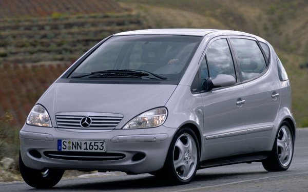 Изненадващо, второто поколение на бензиновата A-Class (2005-2012 г.) има по-добър резултат за надеждност от третото и четвъртото поколение автомобили. Въпреки това, голяма част от собствениците – 44%, съобщават за неизправност в колата си през последните две години. Проблемите са ограничени до ауспуха, скоростната кутия/съединителя и окачването.