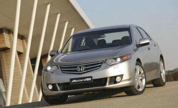Въпреки че 29% от собствениците на Honda Accord (2008-2015 г.) съобщават за проблем с колата си, основните проблемни области са ограничени до електричеството на двигателя и спирачките. От друга страна времето, прекарано в сервиза, не е малко, като 33% са били извън строя поне седмица.