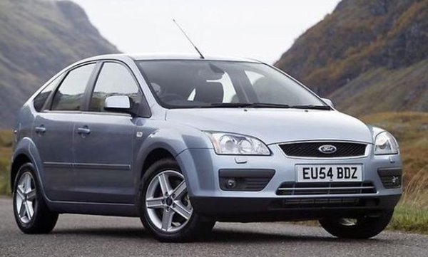 Първото поколение Focus имаше огромен успех, така че Ford не промени рецептата с автомобила от второ поколение. Това е универсална кола, която е забавна за шофиране, практична и евтина за управление. Като употребявана покупка, второто поколение Focus е един от най-надеждните семейни автомобили и побеждава колата, която дойде преди него. Всъщност само 19% от собствениците съобщават за неизправности, като проблемите са ограничени до батерията, спирачките, ауспуха и окачването.