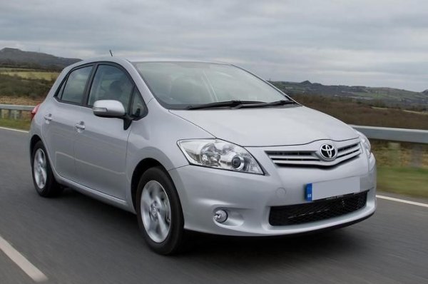 Toyota има добра репутация за надеждност и завърши на 2-ро място от 32 марки в това проучване. Като такъв, Auris е един от най-надеждните семейни автомобили в бензинова версия, като 13% от собствениците съобщават за повреди. От тези неизправности проблемите бяха ограничени само до каросерията, а ремонтът на 70% от колите е отнел по-малко от ден.