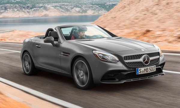 Среден пробег: 25,000 км
Още един спортен модел с малък пробег, при който тригодишните коли дават повече дефекти от 5-годишните. Повечето оплаквания обаче са за дреболии - скърцане от триенето на кожената седалка в корпуса, бъгове на мултимедията. Една сериозна сервизна акция бе обявена за дизеловия мотор OM651 заради дефектни уплътнители на веригата, но тя се отнася за доста по-стари бройки, производство 2014 година.