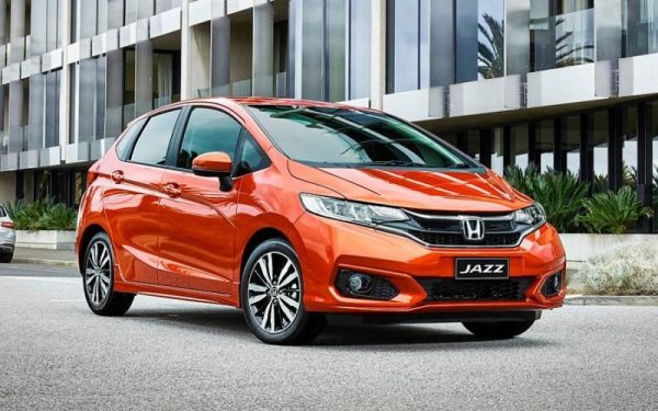 Среден пробег: 24,000 км
Вече почти четвърт век този малък хечбек е образец за практичност, функционалност и надеждност. Това е и най-челно класираният японски автомобил при тригодишните. Тук става дума за последните бройки от третото поколение, което слезе от конвейера в края на 2019 година. Единственото по-често оплакване е от блокиране на задните спирачни апарати, но и то е рядкост. Единствената сервизна акция е свързана със злополучните въздушни възглавници на Takata - но не засяга тригодишните екземпляри от Jazz. 
