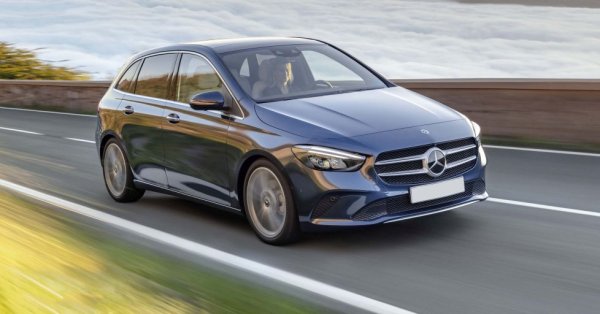 Среден пробег: 28,000 км
Също като А-класата, и по-голямата В-класа дебютира с ред проблеми, и след това постепенно ги изчисти до такава степен, че актуалното й поколение W247 е най-надеждният тригодишен автомобил в Германия според TUV. По всички параметри моделът е в тъмнозелената зона. Оплаквания има от системата за автоматично разпознаване на пътни знаци, която понякога греши. Представената през 2018 последна генерация е имала пет сервизни акции за дребни компоненти: незатегнати винтчета и дефектни кабели на въздушните възглавници, незатегнат болт на спирачните апарати, неизключващи се дълги светлини при колите с адаптивен асистент за фаровете. 
