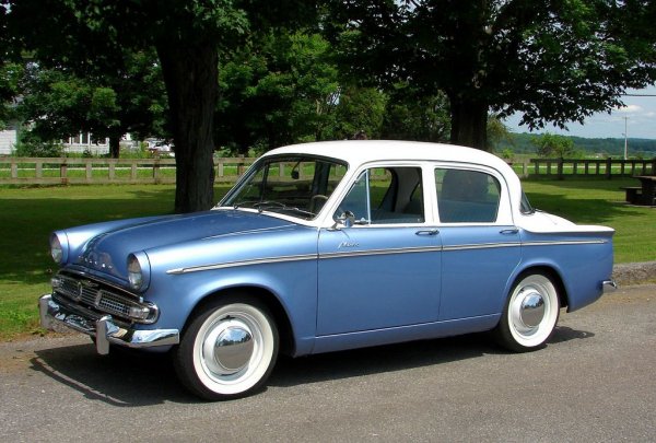 Кутиите с два съединителя всъщност имат различни имена в зависимост от това кой ги продава. Названието DSG е запазено за марките на VW Group като VW, Skoda и Seat (при Audi се използва и разновидност за надлъжно разположени двигатели, обозначавана като S tronic) ; BMW ги нарича DCT и ги монтира в спортните си модели, докато при Ford тези трансмисии се наричат Powershift.
Всъщност първият сериен автомобил с кутия с два съединителя не е Volkswagen, а британският Hillman Minx (на снимката), още през 60-те години. При него трансмисията се нарича Easidrive, но е доста проблемна и не оцелява дълго. 
