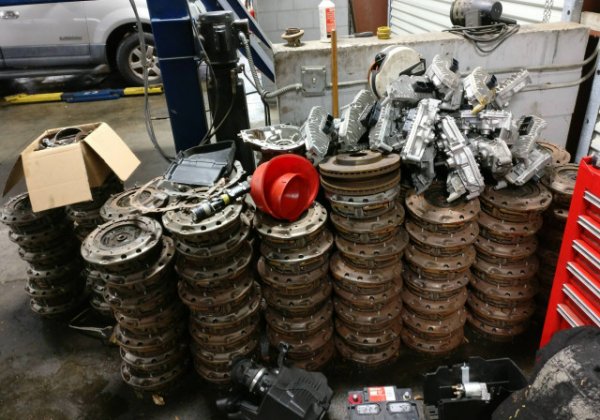 Няма механична система, която да е напълно безпроблемна, но фактът, че все повече автомобилни производители използват автоматици с два съединителя, означава, че техниката е прилично здрава. По-ранните поколения бяха съпътствани от проблеми - например 7-степенната DSG на VW до 2012 година, или PowerShift на Ford със сухи съединители (на снимката са повредени съединители от такива кутии в американски сервиз). Някои собственици на по-старите модели DSG с шест предавки се оплакват от шумни лагери или от разтрисане при потегляне, но тези проблеми не са често срещани. 
Днешните поколения на роботизираните кутии с два съединителя са доста по-безпроблемни и според експерти спокойно изкарват по 160 000 км между инвервенции. 
