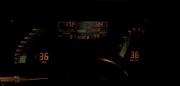 Четвъртото поколение на Corvette е автомобил, проектиран с една-единствена цел - да извади култовия спортен автомобил на Chevrolet от тъмните векове и да го пренесе към по-светло бъдеще. Разбира се, когато си автомобилен производител през 80-те и търсиш как да впечатлиш хората, просто разработваш дигитално табло и всичко е наред. Американците направили точно това и шокирали всички. Сега изглежда малко демоде, но за 1984-а е било направо революция.
