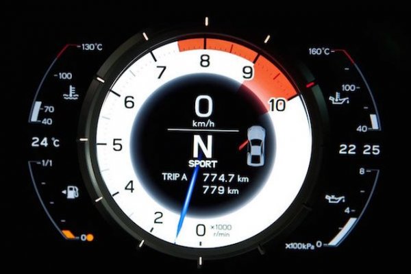 От Lexus признават, че са използвали електронен оборотомер в суперавтомобила си LFA, защото V10 двигателят на колата е толкова нервен и развива обороти толкова бързо, че аналоговата технология със стрелка не би могла да реагира толкова бързо. Дали е така или не, нямаме идея, знаем само, че изглежда великолепно. За щастие, красивата графика продължава да живее зад воланите на други два модела на компанията - RC F и GS F.
