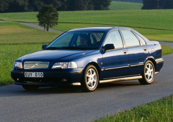 Шведите съобщават, че Е10 е одобрен за ползване при всичките им автомобили, произведени след 1976 година. Единственото изключение са някои версии на S40 и V40 от втората половина на 90-те години, ползващи 1.8-литровия GDI двигател на Mitsubishi. 
