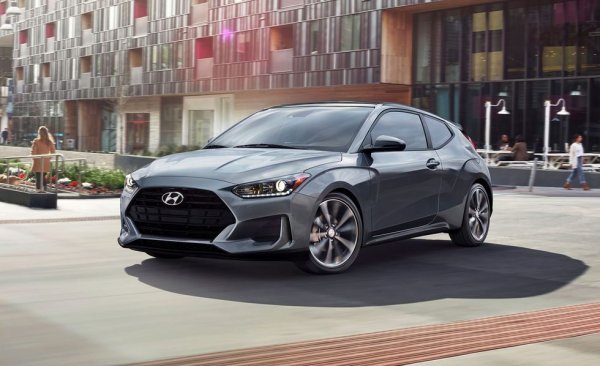 Тривратият хечбек е почти напълно изчезнал вид в Европа, но все още се радва на интерес в Америка. Базовият Veloster се предлага в САЩ с двулитров бензинов мотор и 149 коня максимална мощност. Не е твърде икономичен като за такъв обем, но пък експертите на Car & Driver го похвалиха за доброто управление и удоволствието от шофирането. 
