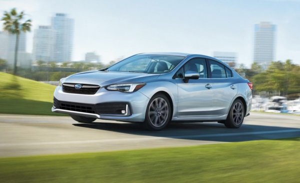 Базовата Impreza няма нищо общо с рали легендата, разбира се. Но все пък идва със серийно задвижване на четирите колела и с двулитров боксер, който със 155-те си коня не е изумително динамичен, но не е и твърде муден. 
