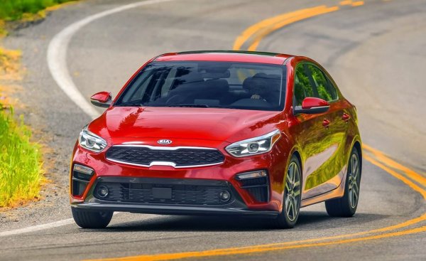 Този симпатичен на вид седан е доста близък като устройство до познатия на европейците Ceed - но е с над 30 см по-дълъг от хечбека. Базовият двигател за Америка е 1.6 бензин със 149 конски сили мощност, съчетан с ръчни 6-степенни скорости. Дори най-евтината кола идва с 8-инчова мултимедия, Bluetooth, Apple CarPlay и Android Auto. 
