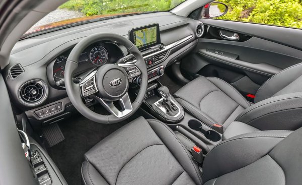 Цена на базовия модел в САЩ: 18 855 долара
Колко струва в България: Forte не се предлага в Европа. Близкият до него Ceed започва от 33 990 лева, с почти 4000 повече, и това е за автомобил с трицилиндров турбомотор и 120 коня. 
