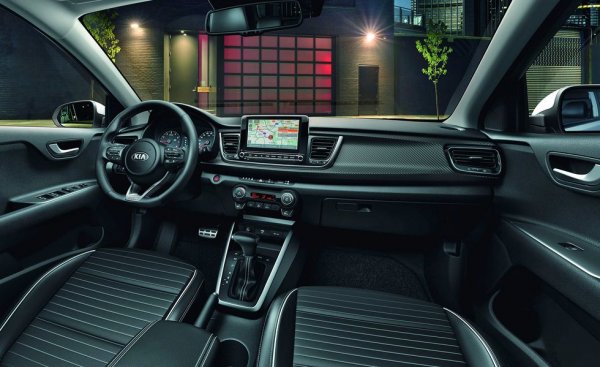 Цена на базовия модел в САЩ: 17 015 долара
Колко струва в България: на пръв поглед тук нещата изглеждат в наша полза, защото у нас базовото Rio започва от 24 980 лева, с над 2000 по-ниско, отколкото в Америка. Но тук базовата кола е с 1.2 двигател, 84 коня и ръчни скорости. Ако искате 120 коня и автоматик, летвата се вдига до... 39 940 лева. Все пак да отбележим, че тук автоматикът е с двоен съединител, а не CVT, и двигателят не е 1.6 MPI, а трицилиндров 1.0 с турбо. 
