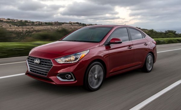 Ако не грешим, навремето Top Gear определи тази кола като най-скучната в целия свят. Но онова, което му липсва като динамика, Accent наваксва като възможности за пестене. За съжаление предпочитанията на западноевропейците към хечбека подтикнаха Hyundai да го изтегли от европейския пазар. Но на американския еквивалентът на 26 000 лева ще ви даде кола с 1.6-литров мотор, 120 коня и прилично оборудване - макар и без Apple CarPlay и Android Auto. 
