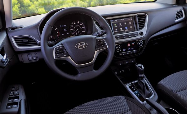 Цена на базовия модел в САЩ: 16 390 долара
Колко струва в България: В европейската гама най-близък до Accent изглежда хечбекът i20, който стартира от 25 890 лева в България - но за 1.2 с 85 коня и 5-степенна ръчна кутия. За 120 коня и автоматик ще ви трябват цели 40 890 лева. 
