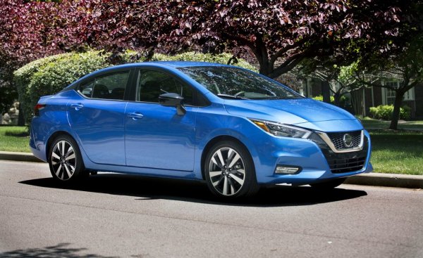 Това име е доста подвеждащо, защото на отделни пазари по света Nissan го е използвал за поне четири съвсем различни модела. В Америка под името Versa понастоящем се продава последната генерация на Almera. Тя е построена върху същата платформа като европейската Micra, но е с половин метър по-дълга. Базовата версия е с четирицилиндров бензинов мотор със 122 коня, ръчни скорости и пълен набор системи за сигурност. 
