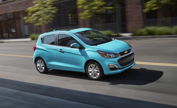 Оттеглянето на Chevrolet от Европа ни лиши от някои от най-достъпните в ценово отношение модели. В Америка Spark разполага с четирицилиндров мотор с 98 конски сили, петстепенна ръчна трансмисия и доста оскъден набор от системи за сигурност. 
