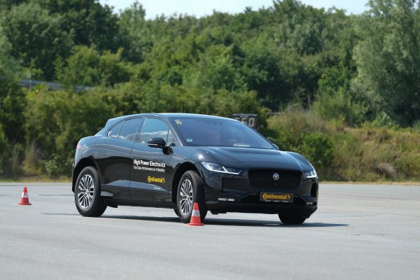 Новата технология на Continental обаче борави с ток до 650 ампера и вече донесе на Jaguar iPace, в който се монтира, титлите Европейски и Световен автомобил на годината. 
