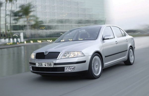 Първата Octavia, произвеждана от 1996 до 2010, беше построена на платформата на Golf IV и наследи нейните прости, издръжливи механични решения. На вторичния пазар това е един от най-евтините автомобили в C сегмента &ndash; копия с 1.6 MPI двигател обикновено струват 2000-3000 евро злоти, имат добро оборудване, но и голям пробег. Въпреки това, трудно е да се намери нещо по-добро в този бюджет, особено тъй като този двигател е направен да работи на LPG.