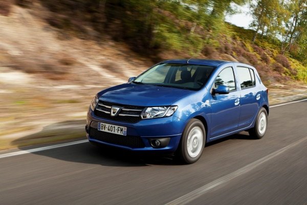 Второто поколение Dacia Sandero, произведено между 2012 и 2020, е автомобил, който няма да натовари джобовете ви нито на бензиностанцията, нито в сервиза. С бюджет до 7500 евро може да се намерят добре поддържани фейслифти от 2017 с по-добро качество и подобрена електроника. 