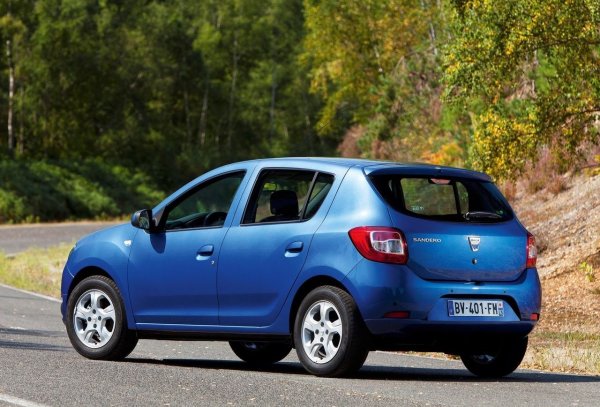 Основният 1.2 бензинов двигател с 75 к.с. е четирицилиндров атмосферен агрегат, основното му предимство е издръжливостта &ndash; той е комбиниран и с заводска LPG система. След фейслифт през 2018 беше заменен от атмосферен трицилиндров 1.0 с 73 к.с. &ndash; слаб, но икономичен. Най-интересният е турбокомпресорният трицилиндров 0.9 TCe агрегат с 90 к.с., също комбиниран с LPG &ndash; достатъчно динамичен и икономичен. От дизеловите двигатели има много икономичен 1.5 dCi с 75, 90 или 95 к.с., който в настоящите версии се оказва издръжлив, макар че си струва да се сменя маслото по-често, отколкото на всеки 20 000 км, както препоръчва производителят.