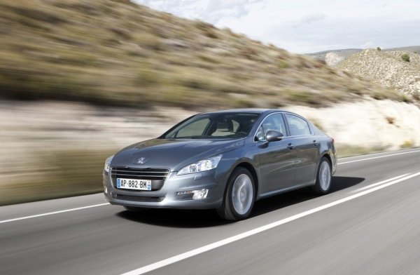 С бюджет до 10 000 евро вече можете да търсите икономичен, комфортен и добре оборудван автомобил от клас D с дизелов двигател, който консумира 5-6 л/100 км в ежедневието. Първото поколение Peugeot 508, произвеждано от 2010 като седан и комби, предлага качество на покритие и комфорт на ниво, което определено изпъква на тази цена.