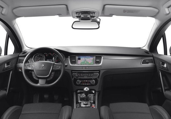 По-малкият 1.6 HDi дизелов двигател с 112-120 к.с. е твърде слаб за този автомобил, а бензиновите двигатели 1.6 Prince, споделени с BMW, имат проблеми с обтегача на веригата на ГРМ, увеличен разход на масло и турбокомпресорите &ndash; затова е по-добре е да се избягват. Механичните трансмисии са издръжливи, автоматичната Aisin по-малко, като тя най-вече дразни с бавната смяна на предавките.