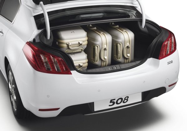 Кокпитът е проектиран в прост, елегантен стил, с добри материали и прецизно сглобяване. Седалките са просторни и удобни, шумоизолацията е на високо ниво, а окачването е достатъчно меко, за да наподобява комфорта при автомобили от по-високия сегмент. Каросерията не корозира, а единственият признак на интензивна употреба е триенето на капака на волана.