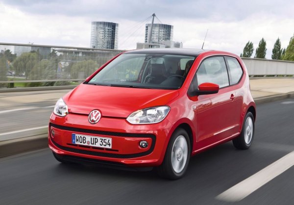 Това е автомобил, който, предвид настоящите цени на горивото, има смисъл от малко други. Volkswagen Up, произвеждан от 2011 до 2023 заедно с двойниците си Skoda Citigo и Seat Mii, е автомобил, който наистина има всичко необходимо на борда. Единственият двигател е трицилиндров атмосферен 1.0 с индиректно впръскване на бензин и здрав ремък. В града харчи 5 л/100 км, а на магистралата - до 8 литра. Двигателят понася добре преминаване на LPG, което допълнително намалява разходите.