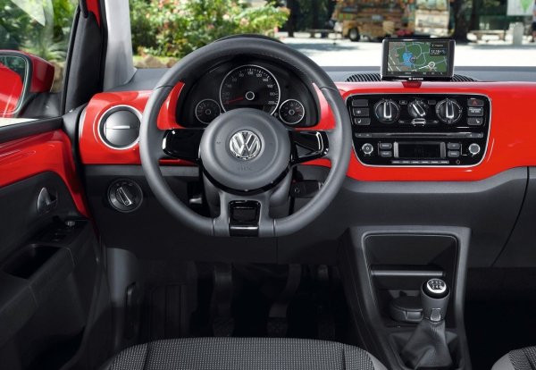 Интериорът е спартански &ndash; твърди пластмасови изделия, задните прозорци се накланят, вместо да се спускат, стъпка на регулиране на облегалките на седалките, волан се регулира само вертикално. От друга страна, има повече пространство отпред, отколкото подсказват външните размери, корозионната защита е отлична, окачването е удобно, а спирачките и управлението работят прецизно.