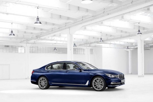 Идеята на BMW да подари специално издание от 7-Series е отлична, но това не може да се каже за нейното официалното име. И то не е първоаприлска шега, а обмислено решение на някой, който получава заплата за това. Факт е, че названието може да се съкрати до „BMW Individual 7 Series The Next 100 Years“, но и това звучи доста неубедително.

Самият автомобил е сред най-луксозните в историята на баварската марка, като от него са направени само 100 бройки, тъй като е посветен на 100-годишнината на BMW. Той е толкова рядък, колкото ненужно дълго е и името му.