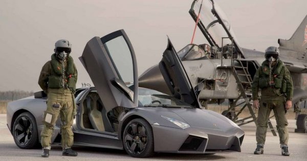 Соченият като най-добър суперавтомобил на Lamborghini е представеният през 2007 година Reventon, чието име е вдъхновено от стелт-изтребител. В основата на колата е Lamborghini Murcielago, но почти всичко по нея е променяно. С дигиталния си дисплей в стила на боен самолет, Reventon е зашеметяващо технологичен, като предсказва много бъдещи тенденции при суперколите.

"Reventon" е страхотно име и сигурно звучи забележително на италиански, но в страните, които се говори испански, това не е така. Най-близкото значение е пукане на автомобилна гума, което едва ли е идеално съчетание, когато става дума за суперколата на бъдещето.