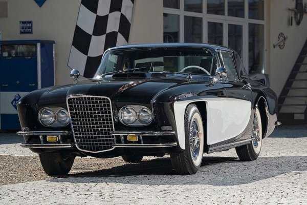 Този автомобил се появи през 1950 година, като трябваше да задмине Rolls Royce, предлагайки богато оборудване и страхотни технически характеристики. Той беше създаден от компанията Gaylord Brothers и предлагаше луксозен интериор, съчетан с двигател Cadillac 365 V8, който му позволява ускорение от 0 до 100 км/ч за 8 секунди.

Gaylord Gladiator дебютира на автосалона в Париж и веднага беше приет като истинска заплаха за утвърдените по това време луксозни автомобили. Той обаче се оказа прекалено сложен за производство, а унизителното значение на името му просто не се нуждае от обяснение.