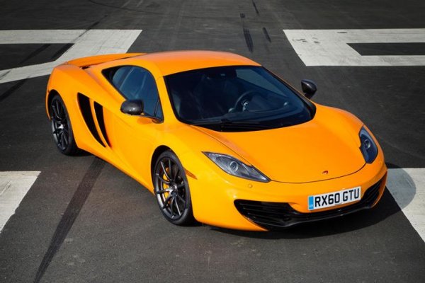 Дълго време единствената "гражданска" кола на McLaren, която можете да си купите, беше легендарната F1. С MP4-12C компанията нахлу в света на суперколите, като това е една изключително бърза и пъргава машина и с нея McLaren постигна целта си.

Името обаче си остава доста странно. Използването на цифри в него не е лошо (720S е пример за това), но то трябва да бъде лесно за запомняне и произнасяне. В случая названието звучи като някакъв вътрешно фирмен код на продукт, на който McLaren просто е забравил да даде истинско име. За щастие, това беше променено и компанията прие схема за названия при следващите си модели, която е логична и лесна за запомняне .