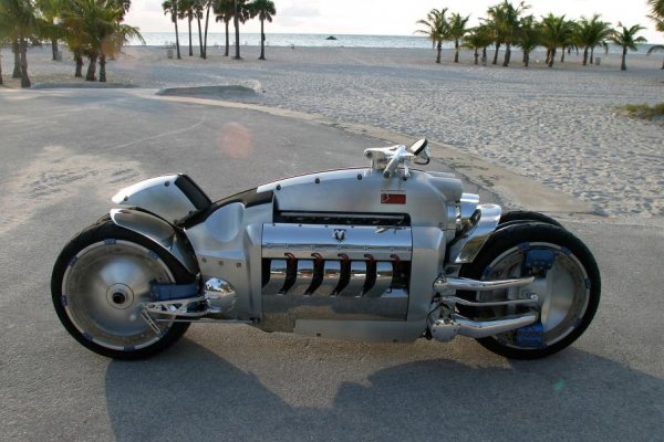 Усещате ли и настръхването по гръбнака при мисълта да свалите мотора от степенките? И какво би станало, ако Tomahawk полегне настрани след това? За разлика от всеки друг нормален мотоциклет, тук би ви трябвал кран, за да го изправите. Но създателите на чудовището са помислили по въпроса и за трайна стабилност са го надарили с четири 20-инчови джанти с гуми 120/60 отпред и 150/50 отзад. Интересна особеност на мега-мотоциклета е независимото окачване за всяко предно колело с раздалечени функции на управлението и амортисьори. 