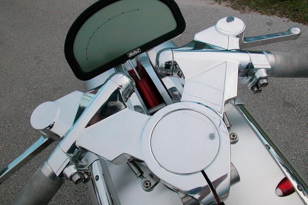 Дори не питайте за свойства на шофиране, завиване и спиране. Все пак от Chrysler създават Tomahawk като изложбен концептуален екземпляр със завладяващи характеристики. Със сигурност мнозина биха се заинтересували да проверят на практика заявените 2,5 секунди до 97 км/ч (60 мили в час) и максимална скорост от над 300 мили в час (повече от 480 км/ч), но производителят основателно смята, че лансирането на подобна техника на обществените пътища ще доведе до постоянен спад в населението на Щатите.