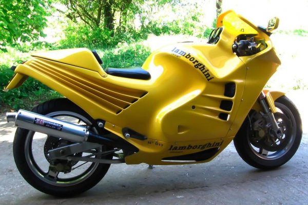 С разработката на модела основно се ангажира френската компания Boxer. Резултатът от аутсорсинга се оказва гротескен и предизвикателен дори за „космическото“ десетилетие. Еднокомпонентният обтекател от фибростъкло с откровен дизайн а ла Lamborghini Countach оприличава Design 90 на огромна футуристична играчка, която би изглеждала страхотно във филмова адаптация на японска манга или кинохит за полицейски робот.