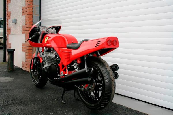 Постъпката на истинския джентълмен и ентусиаст докоснала Пиеро Ферари, синът на Енцо и тогавашен президент на компанията. На 23 май същата година той дал зелена светлина и пожелал на автора на проекта късмет, а Ferrari 900 дебютирал пет години по-късно.

Замисленият от Кей спортен модел не е създаден според общоприетите по това време канони, а според собствените му представи за красота. Моторът не е бил предназначен да бъде изключителен съперник на усъвършенстваните Ducati 916 или Honda CBR900RR Fireblade - напротив, той е пропит с умишлена старомодност. Вместо диагонална рамка като спортен „японец“ или ажурна „клетка за птици“, характерна за толкова много образци от италианското инженерно училище, използвал много по-семпъл „скелет“. Неговите тръби обгръщат 900-кубиков агрегат с 16 клапана и въздушно-маслено охлаждане, постигащ мощност от 105 к.с. при 8800 об/мин.