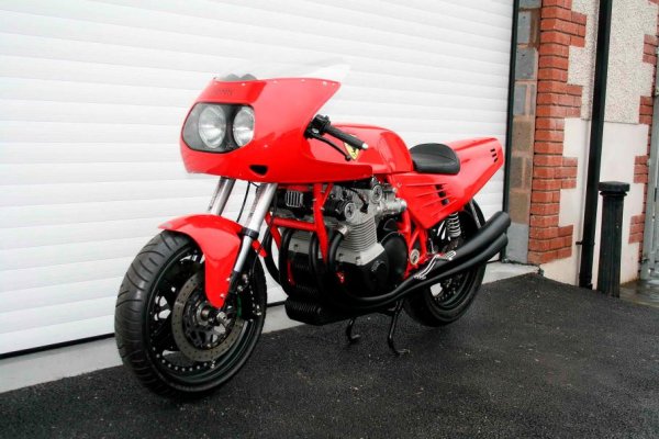 900 е малко като прикрита Honda CB750 с обтекател на опашката в стил Ferrari Testarossa, предно стъкло от старата школа и специални накрайници на изпускателната система. Усещането се подсилва от чифт задни амортисьори, но прочутият CB никога не е имал обърната вилка и големи вентилирани дискове Brembo за спирачките. Макар и да изглеждал тежък, Ferrari 900 всъщност бил доста лек - използването на магнезий, въглеродни влакна и алуминий позволило да се намали "сухото" тегло до едва 172 килограма.

Максималната скорост от 256 км/ч не била толкова изумителна, колкото трите хиляди часа, прекарани от Кей и неговите помощници за цялото творчество. Уви, визията и инженерните решения не съвпадат прекалено много с логото и като цяло едва ли се вписват в очертанията на изображението на мотоциклет на Ferrari.  Спортните мотоциклети на Ducati са много по-подходящи за тази роля, особено естетически перфектните модели от деветдесетте години на великия дизайнер Масимо Тамбурини.