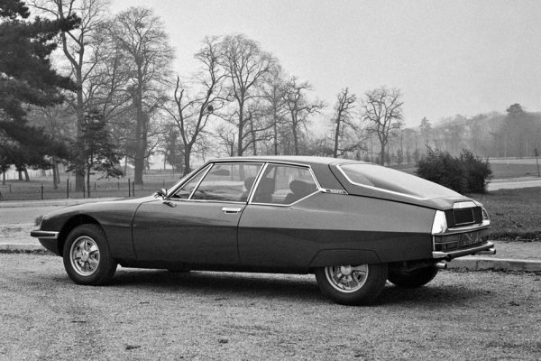 Това е първият съвременен френски автомобил, оборудван с V6. Двигателят, обаче, не е френски, а италиански &ndash; от Maserati. Агрегатът с три карбуратора постига мощност от 170 конски сили, а с пристигането на инжекционната версия, конете вече са 178. През 1973 е е увеличен обема, а конските сили стават 180.