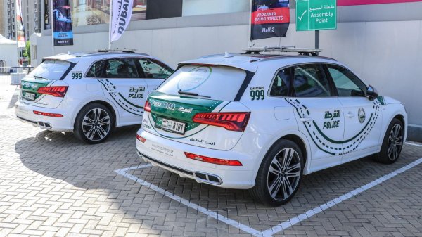 Започваме с два чисто нови кросоувъра Audi SQ5. Те, разбира се, не са толкова готини колкото Bugatti Chiron, но вероятно са на практика идеалните превозни средства за изпълняването на полицейски задачи.