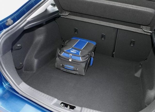 Размерите на четвъртото Mondeo действително са огромни, като обемът на багажника при седана – 486 литра, би трябвало да е напълно достатъчен. Това обаче е така само на теория, тъй като повечето собственици са недоволни от разположението му – той е голям, но в същото време дълъг и тесен, което създава проблеми при нареждането на багажа. Хора с нисък ръст твърдят, че понякога им е невъзможно да се справят с това. Оказва се също, че кабелите в тази част гният, което води до отказ на задните светлини.