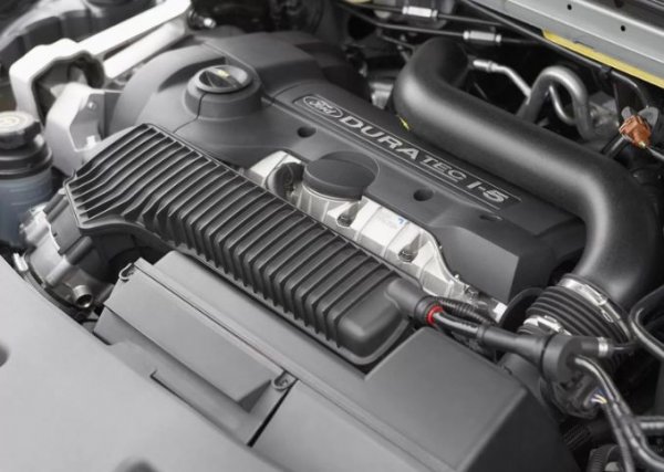 Понякога се налага в Mondeo да бъдат вкарани повече пари за допълнително оборудване, но пък ако тя не е със скоростна кутия Powershift, то това си заслужава. Освен това, обслужването на автомобила не е кой знае колко по-скъпо от това на разположения по-ниско в гамата на марката Focus. Същото се отнася и за ремонтите, така че ако имате късмет при избора няма да ви се налага да харчите много пари. Това се отнася за версиите с 1,6-литров мотор и механични скорости, както и с 2,3-литров двигател и класически автомат.