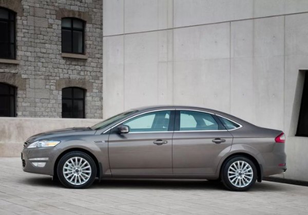 За качеството на каросерията четвъртото поколение трябва да благодари на предшественика си. В хода на подготовката за излизане на модела на пазара специалистите от Ford сериозно поработиха, за да защитят ефективно автомобила от корозия. 

Отзивите на собствениците са възторжени, като те подчертават, че каросерията просто не ръждясва, дори след като по вратите, капака и калниците се появяват драскотини и вдлъбнатини. В случая не става дума само за боята и лаковото покритие, но и метала под тях. Той е от високо качество и затова не е изненада, че дори 10-годишно Mondeo изглежда впечатляващо.